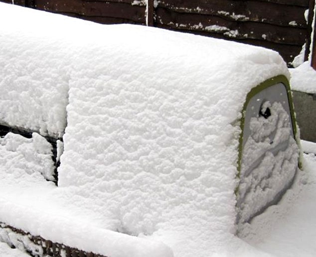 Clapier d'extérieur Eglu Go d'Omlet sous la neige